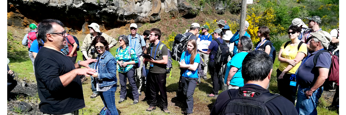 Joan Martí explicando las características de un afloramiento durante la salida de campo organizada (Imagen: Dario Pedrazzi) Fotos20180524 Web 01
