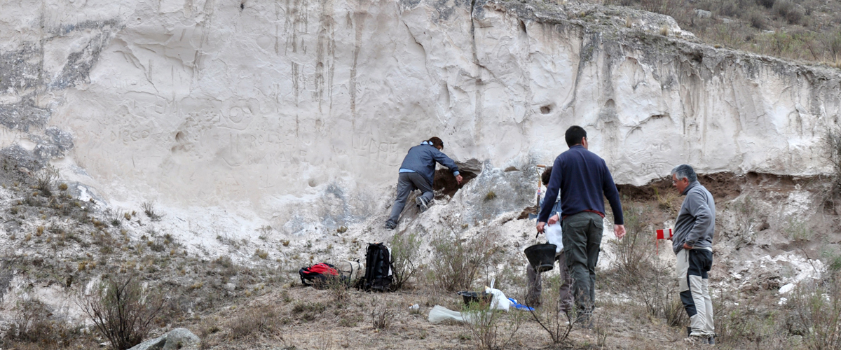 Researchers studying ash deposits(Autor: J.L. Fernández Turiel) 20190403 FotoNoti03