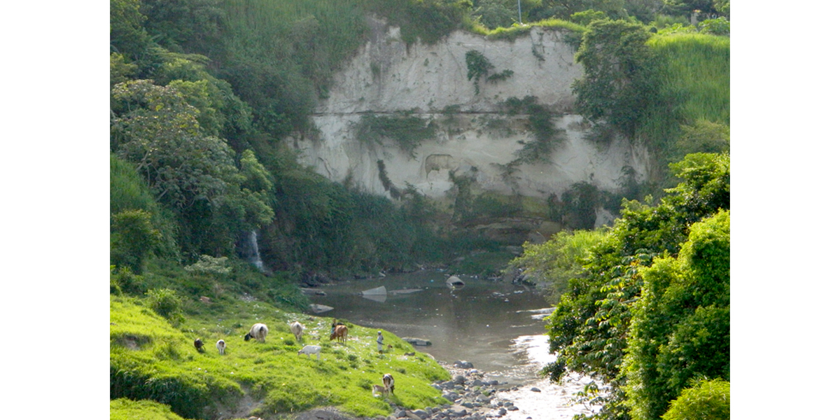 Otra ladera cerca de la caldera de Ilopango donde se observan los espesores de los depósitos de la TBJ.(Imagen: Dario Pedrazzi) 20190508 FotoNoti06