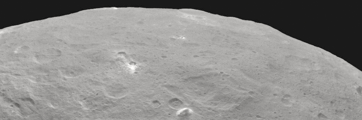 Imagen de la superficie de CERES tomada desde unos 4000 metros de altura (Imagen:NASA/JPL-Caltech/UCLA/MPS/DLR/IDA)