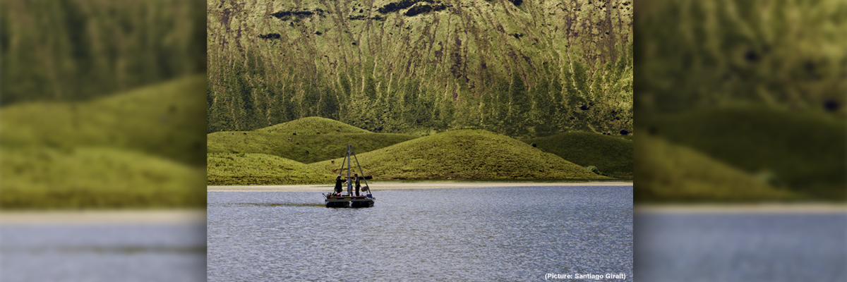 Plataforma de extracción de sondeos lacustres en el lago de Caldeirao de la Isla de Corvo (Imagen: Santiago Giralt)