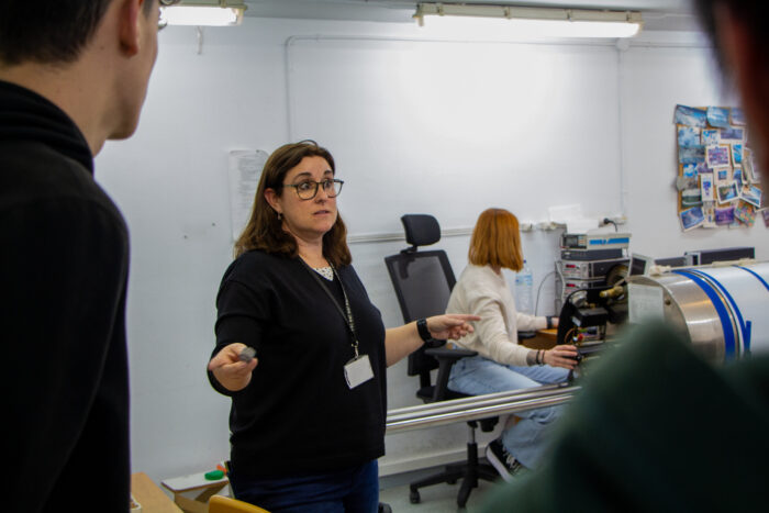 Bet Beamud en el laboratorio de Paleomagnetismo.
