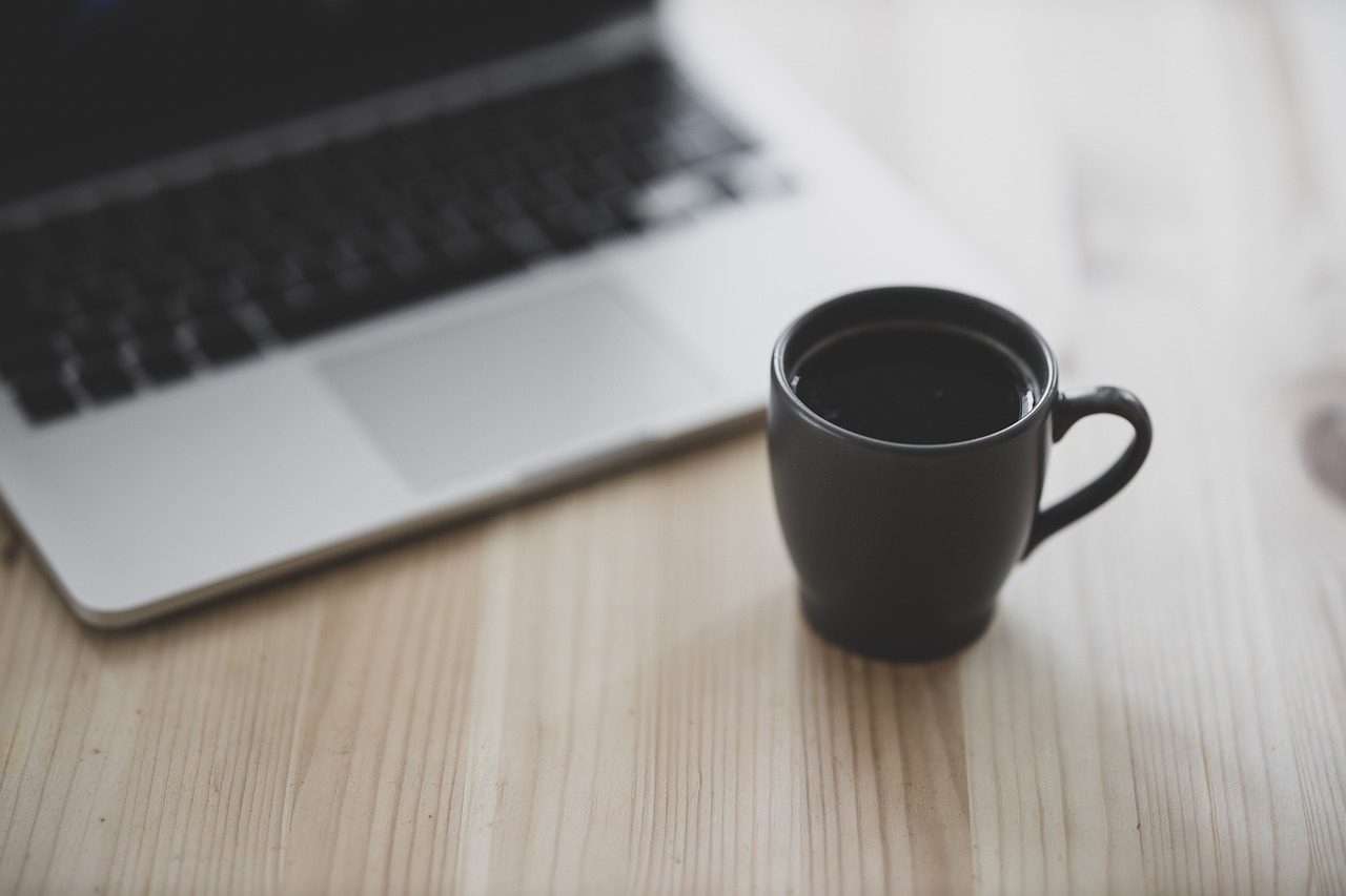 Imagen taza de café y ordenador.