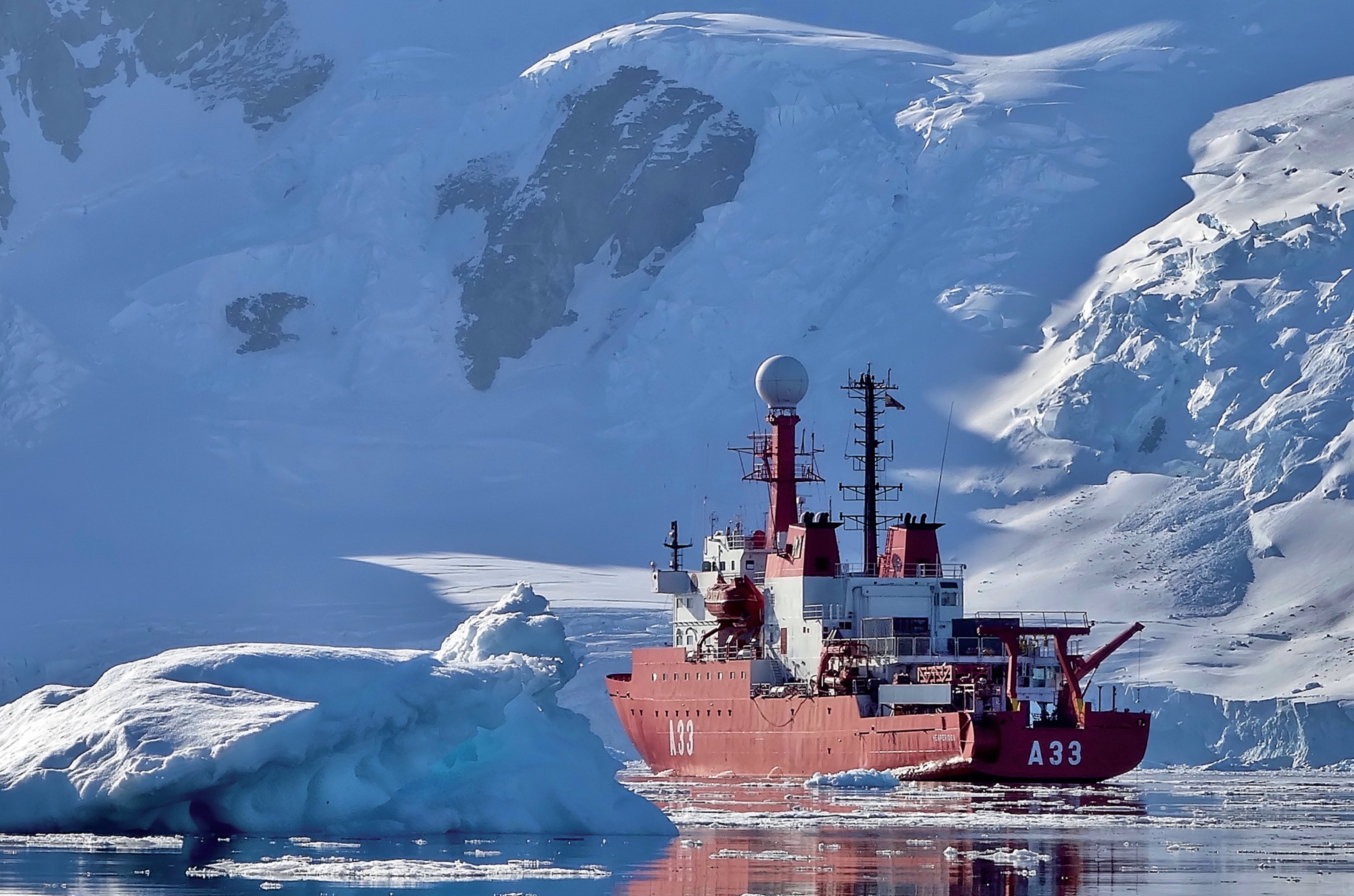 El BIO Hespérides navegando por las islas Shetland del Sur, Antártida. / Ana Sotomayor