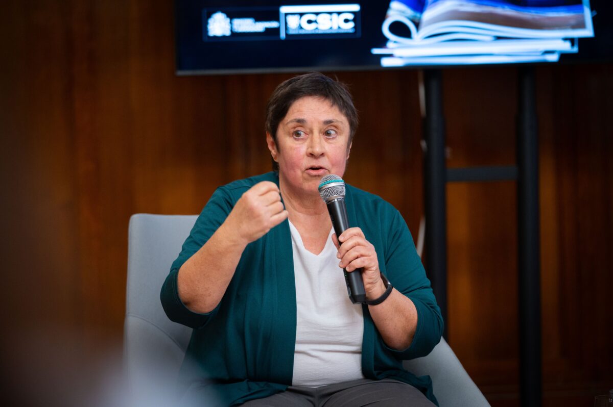 María José Jurado, de
@GEO3BCN_CSIC
, ha explicado su proyecto para recuperar litio a partir de salmueras. / CSIC